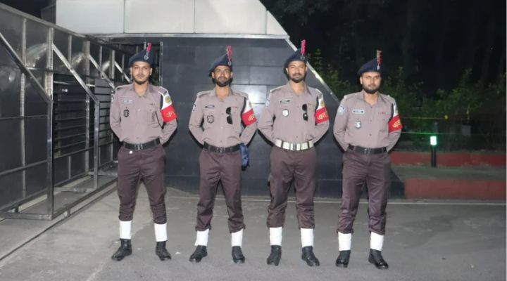 নতুন পোশাকে মাঠে পুলিশ